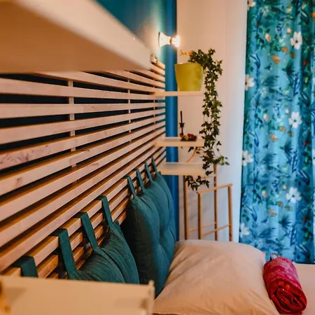 Floradora Apartment *